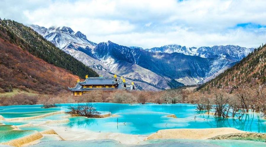 Cửu Trại Câu nằm trên cao nguyên Thanh Tạng, phía Bắc tỉnh Tứ Xuyên, Trung Quốc