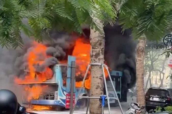 Hà Nội: Xe buýt bốc cháy dữ dội trên đường Lý Thường Kiệt - Báo Sài Gòn Giải Phóng