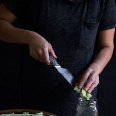 Cho nước nóng, đường vào lọ thủy tinh, khuấy tan đường, thêm giấm gạo và ớt vào. Kế tiếp cho dưa leo, hành tính (nếu có sử dụng) vào rồi đậy nắp, lắc đều lọ. (Bạn có thể ngâm trong lọ đều được). Cho dưa leo ngâm vào tủ lạnh rồi để ít nhất 1 giờ.