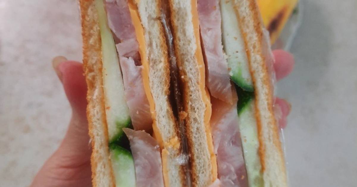 Bánh mỳ sanwhich kẹp chân giò hun khói