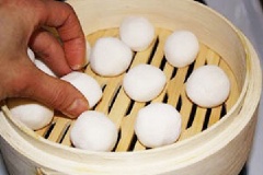 Đem bột đặt trong xửng hấp trong vòng 15 phút.