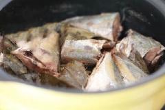 Pha 3-4 muỗng canh nước mắm vào nước mía, nếm sao cho có vị mặn đậm đà thì bạn đổ vào nồi cá vừa xếp, rưới thêm chút dầu ăn tùy thích để cá có vị béo hơn. Bắc nồi lên bếp, đun với lửa to đến khi sôi thì giảm xuống lửa nhỏ đậy vung kho tiếp. Đun đến khi nồi cá cạn nước thì bạn tắt bếp.