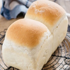 Lấy bánh mì sữa ra đặt lên rank cho bớt nóng rồi mới bỏ khuôn ra. Bánh mì sữa rất thích hợp để làm món ăn sáng hoặc ăn chơi. Bạn có thể làm nhiều ổ để dành ăn dần cũng tiện lợi lắm đấy!