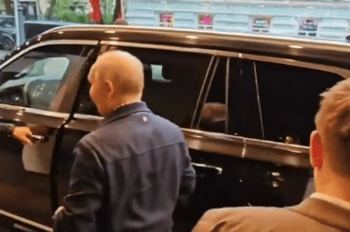 Tổng thống Putin tự lái xe bọc thép đón cô giáo cũ vào Điện Kremlin - Tạp chí Tri thức