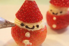 Chocolate đen đun chảy, dùng để vẽ mắt và miệng. Có thể làm ông già Noel trang trí cho bánh khúc cây, bánh bông lan hoặc đặt lên bánh bông lan nhỏ để đem tặng người thân hay bạn bè.