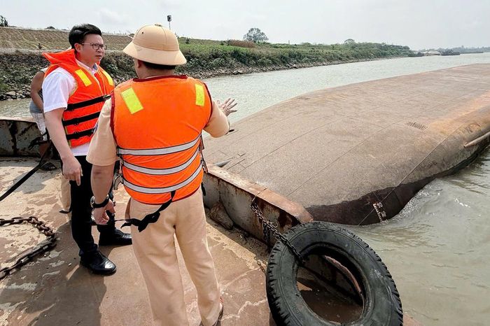 Khoảnh khắc tàu chở hàng ở Phú Thọ lật úp khiến 2 người chết và mất tích - Báo VietnamNet