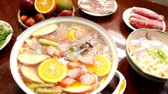 Khi ăn cần trụng sơ mì Udon qua nước sôi rồi cho vào tô, để lên ít hành boaro (hoặc hành lá), hành tây cắt lát mỏng, đậu hũ non. Chang nước lèo lên và ăn kèm thịt bò nhúng lẩu.