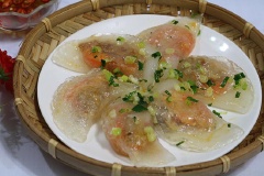 Đặt 1 nồi nước lên bếp đun cho sôi sau đó cho 1 muỗng canh dầu ăn vào nồi nước, đợi nước sôi thì thả từng chiếc bánh bột lọc vào luộc. Bánh chín sẽ nổi lên và chúng ta luộc thêm 2-3 phút nữa mới vớt bánh ra thả vào tô nước lạnh cho bánh nguội bớt và không bị dính vào nhau, sau đó vớt bánh ra để ráo nước rồi bày ra đĩa. Rưới thêm mỡ hành lá và nước mắm mặn ngọt vừa miệng.