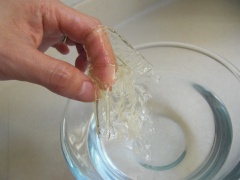 Lá gelatine ngâm mềm rồi đem chưng cách thủy cùng với ít kem whipping. Chưng đến khi gelatine tan hết.