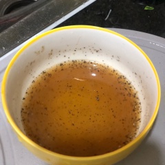 Pha nước rim: Cho 1/2 muỗng cafe hạt nêm, 1 muỗng canh đường đường, 1/2 muỗng cafe tiêu xay, 1/2 muỗng cafe bột ngọt, 3 muỗng canh nước mắm, 200ml nước lọc. Khuấy đều, nếm thử xem hợp khẩu vị chưa nhé.