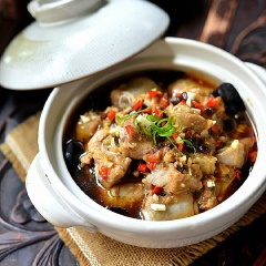 Khi ăn dọn sườn lên bàn và thưởng thức cùng cơm nóng. Món sườn hấp nấm mộc nhĩ khá lạ miệng, đậm đà nhưng vẫn thanh mát và cực kì dễ ăn kèm theo nấm giòn sựt đã miệng. Nếu bạn đã ngán những món thịt dầu mỡ thì thử cách làm này ngay nhé.