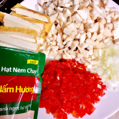 Nấm đùi gà ngâm nước muối pha loãng, rửa sạch, cắt nhỏ (hạt lựu). Cà chua,củ hành rửa sạch cắt hạt lựu. Đậu hủ cắt nhỏ, dài.