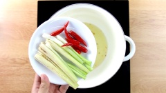 Cho dầu ăn vào chảo, đợi dầu nóng thì cho tỏi băm vào, phi đến khi tỏi vàng thơm thì vớt phần tỏi ra để riêng. Cho tiếp sả cây, đầu hành và ớt đã được đập dập vào nồi. Xào cho các nguyên liệu thơm lên thì cho thịt gà vào đảo đều cho thịt săn lại.