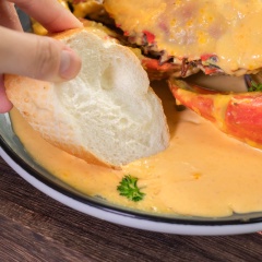 Bày cua ra đĩa, rắc thêm ít ngò tây để tăng thêm màu sắc cho món ăn. Dùng kèm với bánh mì, nên dùng lúc còn nóng để cảm nhận được trọn vị bùi béo của trứng muối và ngọt thanh của thịt cua bạn nhé!