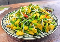 Bông điên điển một trong những đặc sản của miền Tây, thường rộ lên trong mùa nước nổi. Bên canh canh bông điên điển thì món Bông điên điển muối chua cũng khác là ngon miệng. Các bạn có thể làm ngay bảo quản để dùng dần nhé!