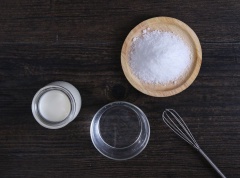 Đun nóng 200g kem whipping rồi tắt bếp để nguội (không đun sôi).
