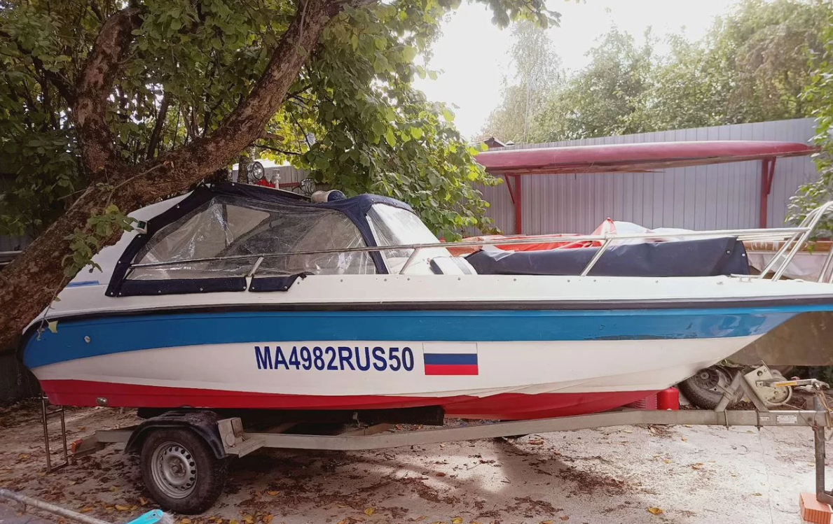 Катер на воде