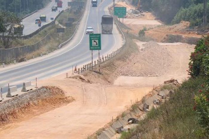Hàng trăm công nhân miệt mài thi công mở rộng cao tốc Cam Lộ - La Sơn giữa nắng nóng như đổ lửa - Báo Sức Khỏe &amp; Đời Sống