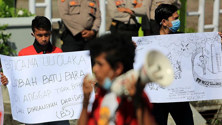 Demonstration to oppose coal fly ash and bottom ash from coal mine hazardous waste. Protect the environment, Environment disaster, Climate change impact. CarbonEthics Indonesia