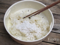 Cho gạo nếp vào nồi, nấu chín. Trộn đều dừa nạo với xôi.