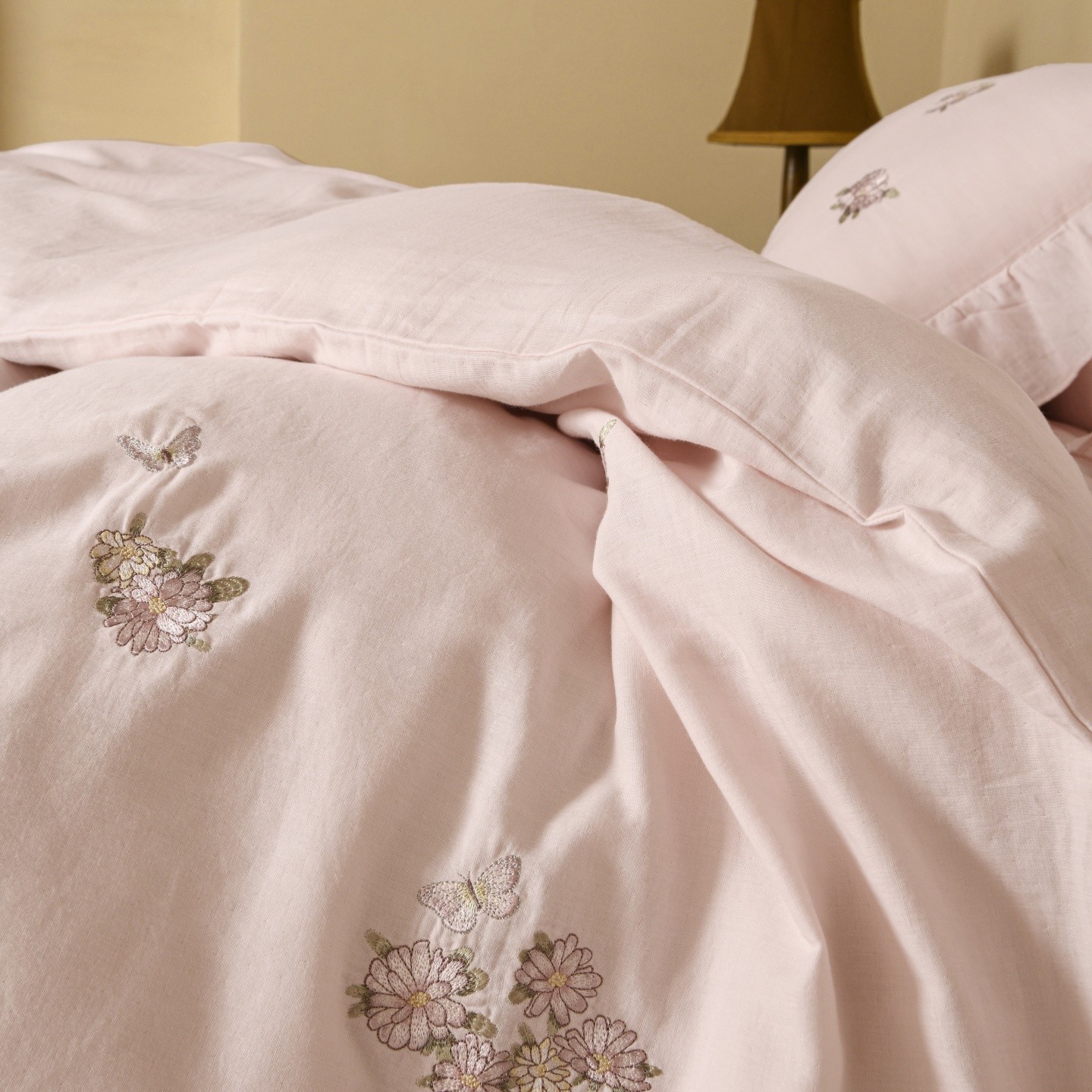 Bedding set made of double-layered cotton muslin with embroidery
