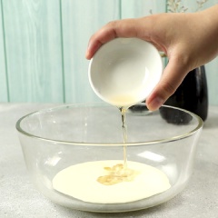 Cho 50 gram kem sữa, nửa muỗng cà phê hương rum, 12 gram sữa đặc, 60 gram sữa tươi đã đun nóng vào tô, khuấy đều.