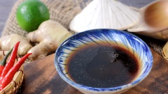 sốt nước tương truyền thống: Cho vào chén nhỏ các nguyên liệu sau: 30gr đường, 30ml nước tương, 30ml nước luộc gà và 10ml nước cốt chanh. Dùng muỗng khuấy đều hỗn hợp đến khi đường tan hoàn toàn.