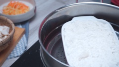 Cho chỗ bột vào khuôn, bọc kín rồi đem hấp khoảng 30-40 phút cho chín. Sau đó để nguội rồi cho vào ngăn mát tủ lạnh để qua đem cho bột được cứng và dễ cắt.