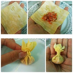 Bọc vỏ hoành thánh: trộn thịt heo bằm với chút tiêu, ½ muỗng đường, đầu hành cắt nhỏ, mộc nhỉ băm nhỏ và 1,5 muỗng cà phê hạt nêm. Sau đó, quết từng ít thịt lên lá hoành thánh và bọc lại.