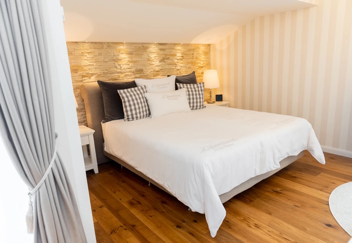 Bräutigam beim Anziehen