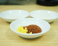 Chuẩn bị nguyên liệu. Khế rửa sạch, gọt bỏ rìa.
