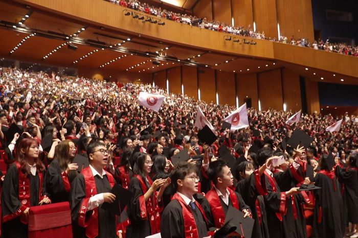 Gần 1.300 tân cử nhân ngoại thương gia nhập thị trường lao động - Đài Phát thanh và truyền hình Hà Nội