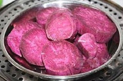 Khoai lang gọt vỏ, rửa sạch, cho vào xửng hấp, hấp chín. Sau đó, vớt khoai lang ra, nghiền nhuyễn.