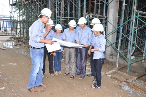 Thực hành xem bản vẽ thiết kế công trình của sinh viên khoa Kiến trúc-Xây dựng Trường DLA