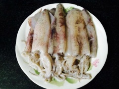Mực trứng chọn mua những con còn tươi lóng lánh, không cần mua con to quá thịt sẽ dai, chọn con vừa đều thịt sẽ ngọt thơm mà nhiều trứng. Làm sạch mực, cắt bỏ túi mực, bỏ ruột và túi thức ăn trong thân mực, rửa sạch, để ráo nước.
