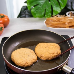 Làm nóng chút dầu ăn trong chảo, cho 300gr chả cá vào rán trên lửa vừa tới khi vàng đều 2 mặt thì gắp ra đĩa, cắt thành miếng nhỏ vừa ăn dày khoảng 1 cm.