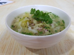 Vậy là chúng ta đã nấu xong món canh cải thảo thịt bằm cực kì đơn giản, canh có hương vị ngọt thanh, thơm ngon ăn cùng thịt bằm thích hợp dùng trong những ngày thời tiết nóng bức nha.