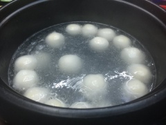 Nấu sôi 1 lít nước. Cho các viên trôi nước vào, nấu đến khi viên trôi nước nổi lên là được. Vớt viên trôi nước ra, xả qua nước lạnh rồi để ráo.