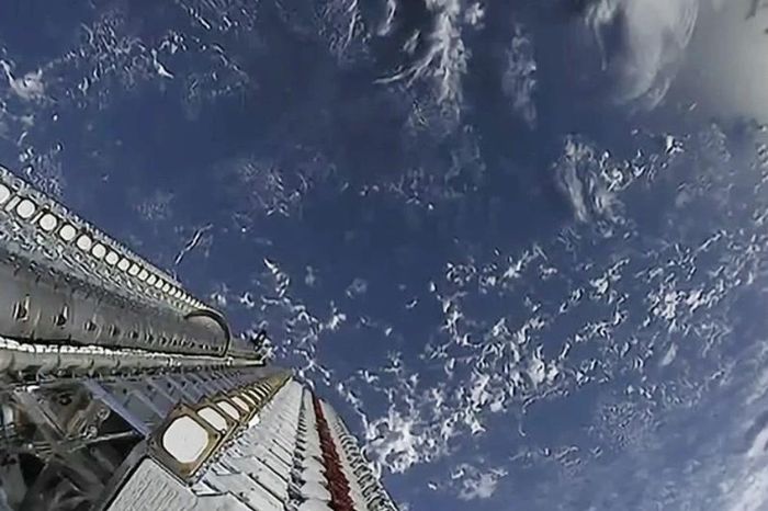 Vệ tinh Starlink của SpaceX phát nổ, mảnh vỡ có thể rơi trở lại khí quyển - Báo Tri thức &amp; Cuộc sống