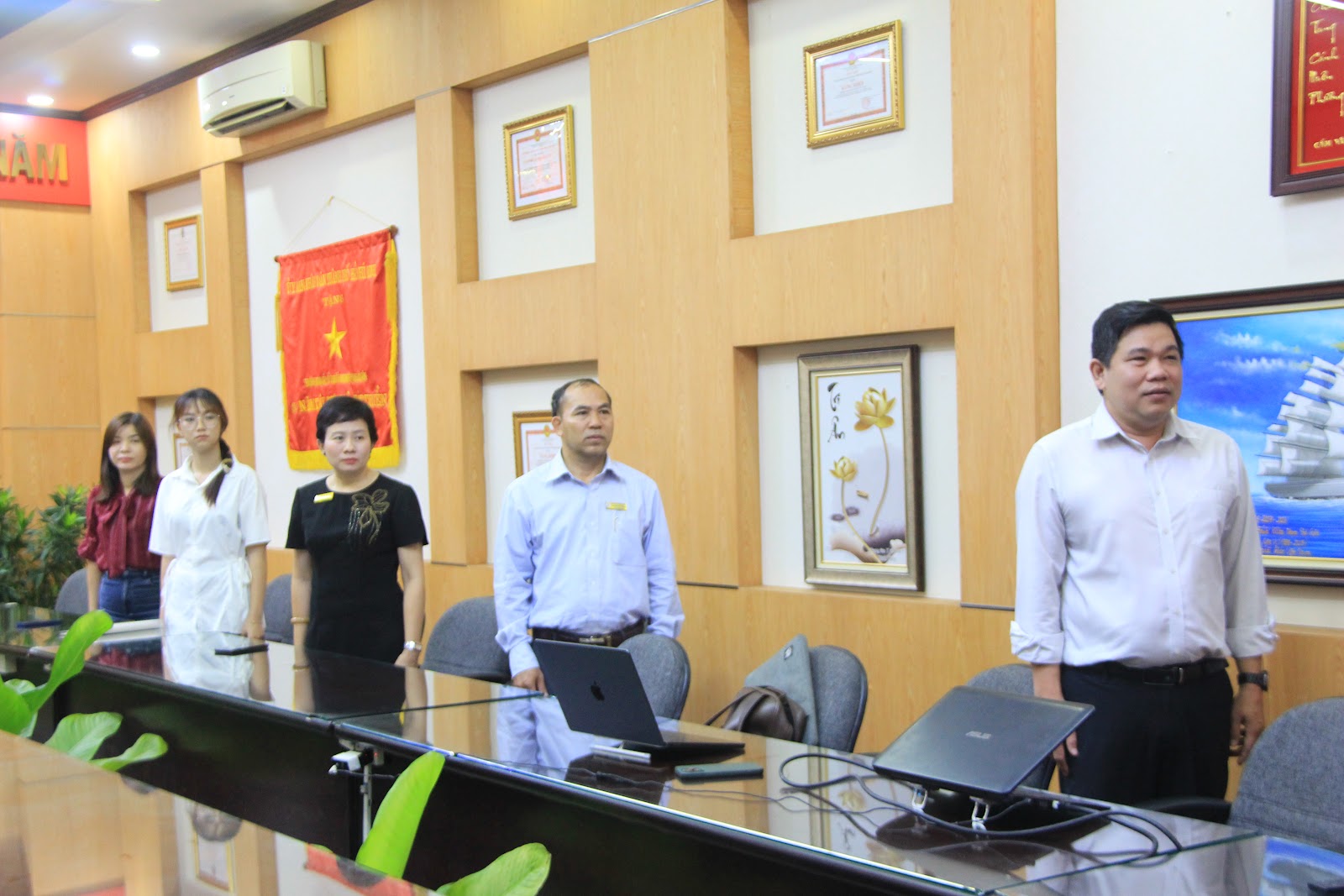 Lễ kết nạp Đảng viên mới tại Nghĩa trang Hàng Dương cho quần chúng Mai Anh Thy (CB1) và Lê Phương Thảo (CB5)