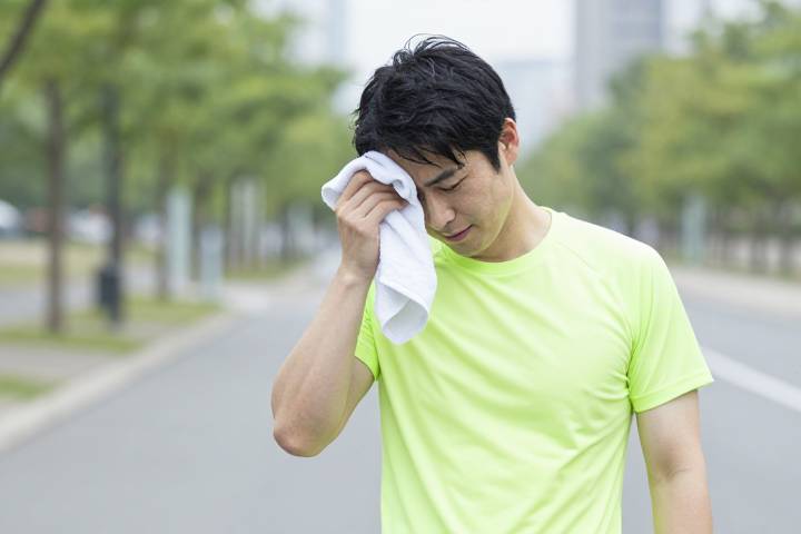 運動後に汗を拭く男性
