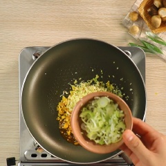 Cho vào chảo, 3 muỗng canh dầu màu đều, phi thơm 1 muỗng tỏi băm, 1 muỗng hành boa-ro băm nhỏ, 50gr sả băm nhỏ, sau đó cho vào 2 muỗng canh ớt bột ( có thể gia giảm tùy khẩu vị người dùng), 1 muỗng canh đường, 1/2 muỗng cà phê muối, xào nhanh tay rồi tắt bếp.