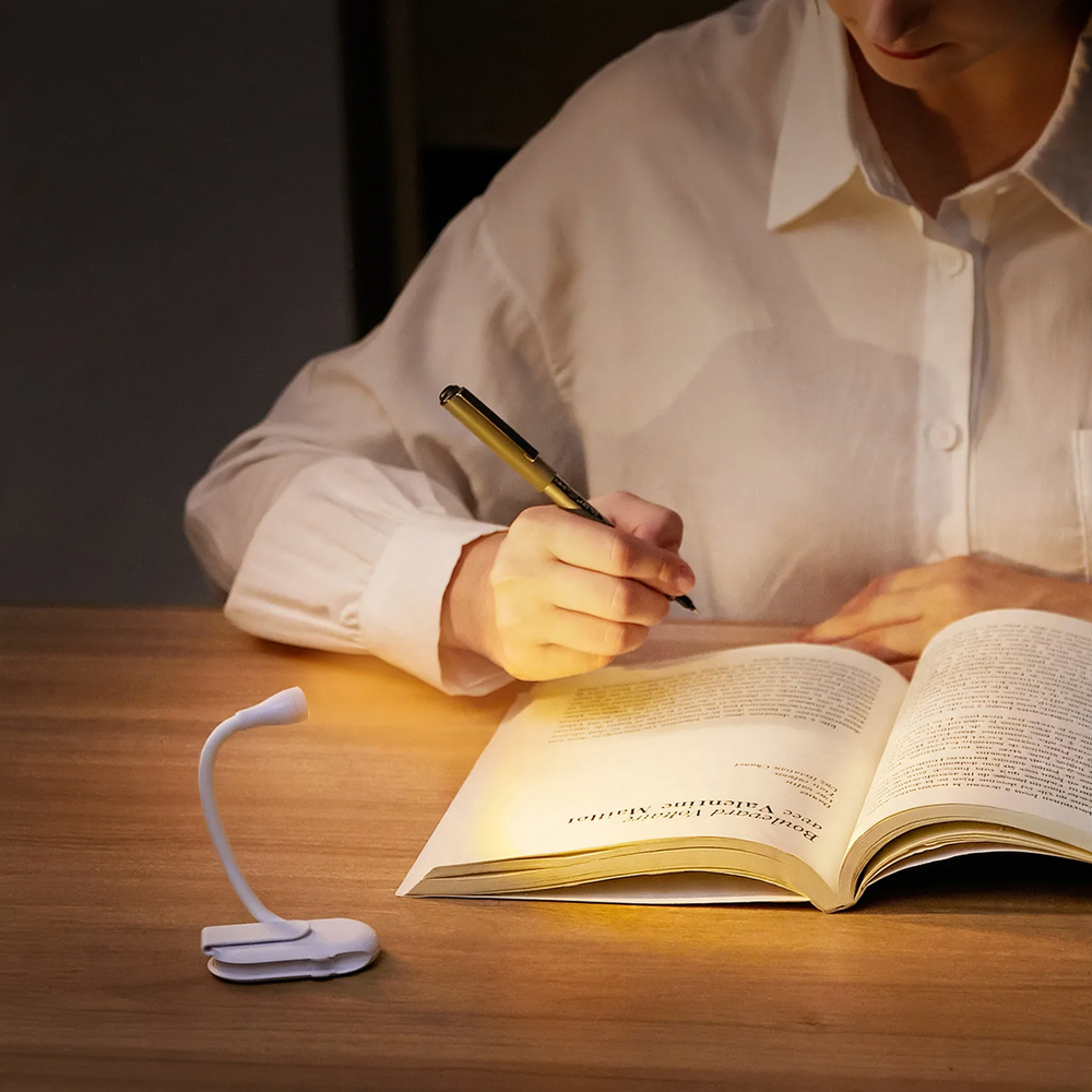 Kompakte LED-Klemmleuchte für Nachttisch und Reise