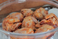 Gà chặt thành từng miếng vừa ăn. Cho gà vào thau sạch, thêm 2 muỗng canh mật ong, 2 muỗng canh tương cà, 1/2 muỗng cà phê muối, 2 muỗng cà phê dầu hào, 1 muỗng canh đường, trộn đều, để qua đêm cho thấm gia vị.
