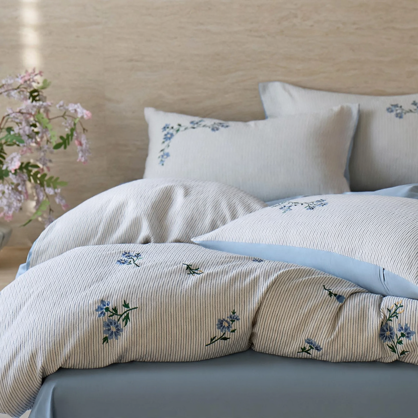 Cotton bedding set with fitted sheets