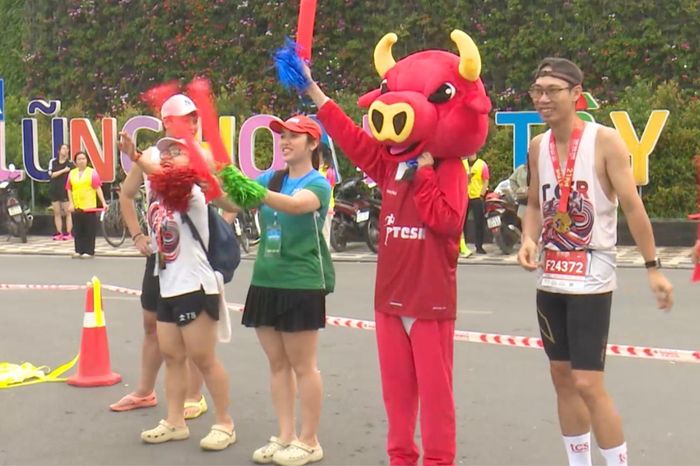 Tình nguyện viên - 'Linh hồn' của các giải chạy - Đài Phát thanh và truyền hình Hà Nội