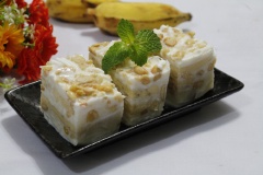 Cho kem chuối vào ngăn đá tủ lạnh để khoảng 6-8 tiếng kem sẽ đông cứng lại, khi ăn bạn lấy kem ra khỏi khuôn rồi cắt miếng bày ra đĩa thưởng thức. Vào bếp thực hành ngay để cả nhà có món kem ngon thưởng thức nhé!