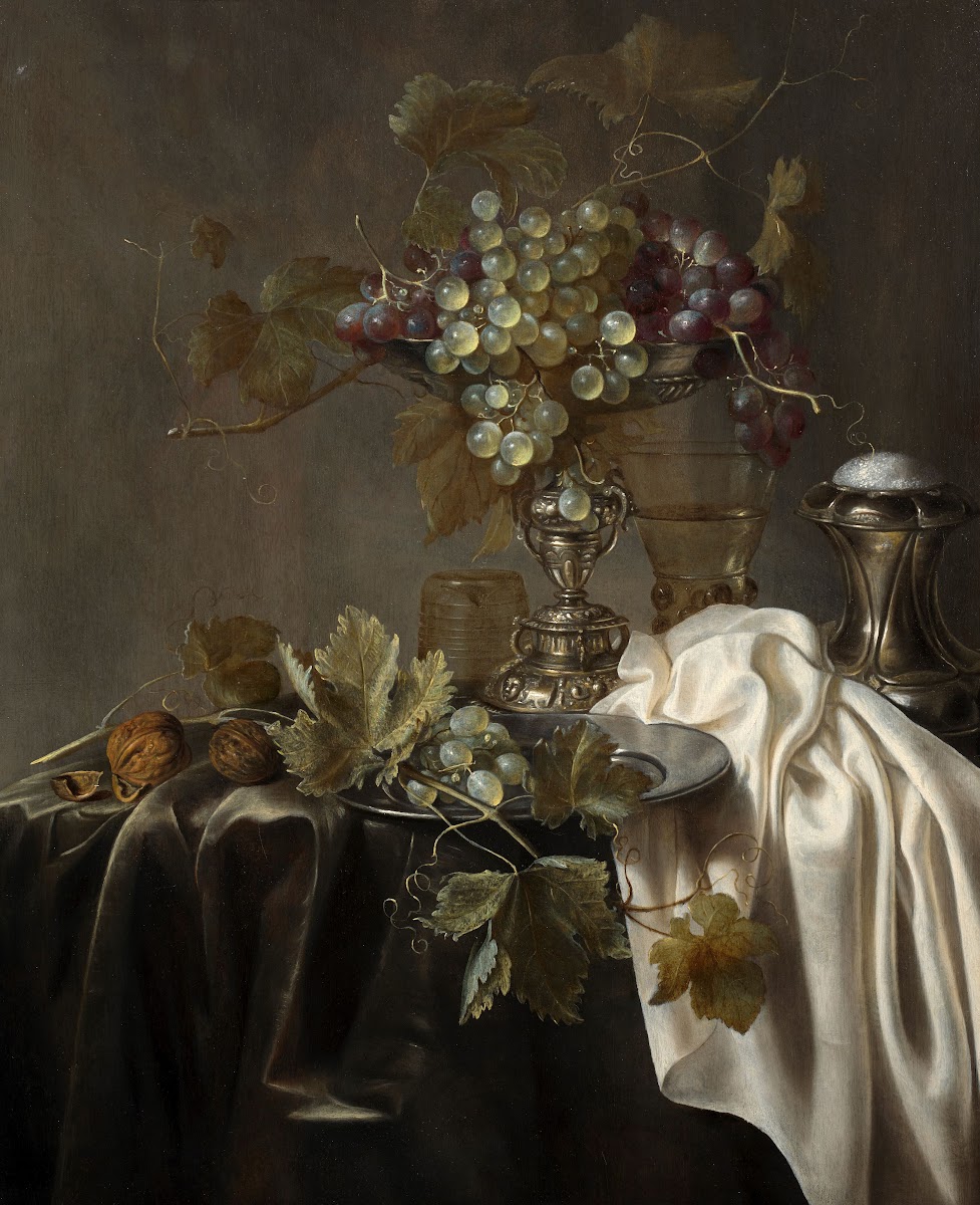 White and black raisins römer and salt shaker on a draped table