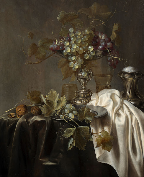 White and black raisins römer and salt shaker on a draped table