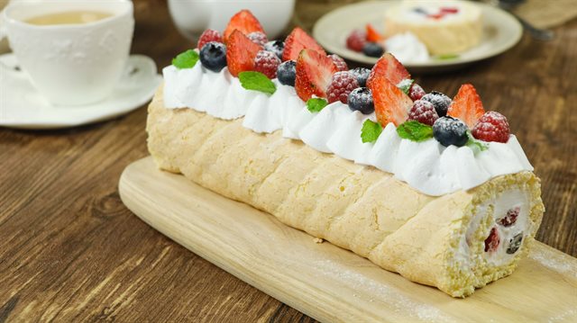 Bánh Bông Lan Cuộn Trái Cây Charlotte